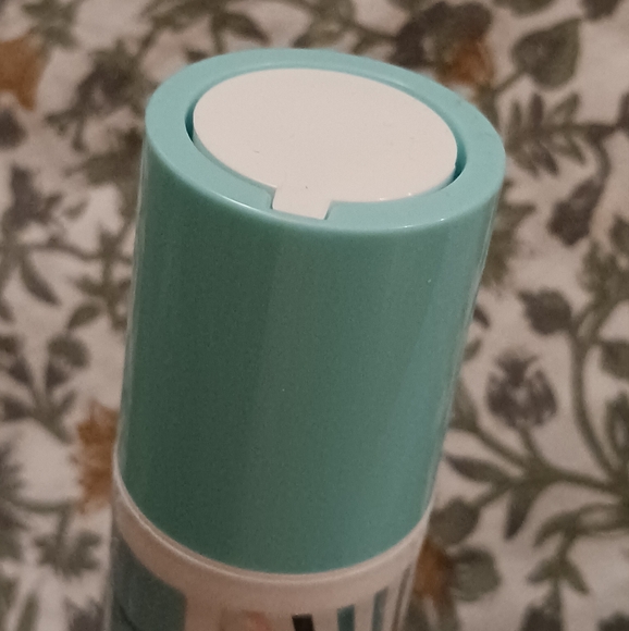 First Aid Beauty 10% Vitamin C Brightening Serum - Picture 4 of 12